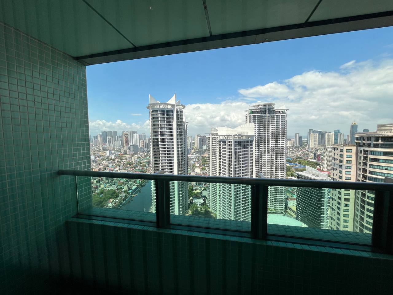 Edades Tower, Rockwell Makati-дағы 3 жатқа бөлмелі люкс жиһазданған пәтер