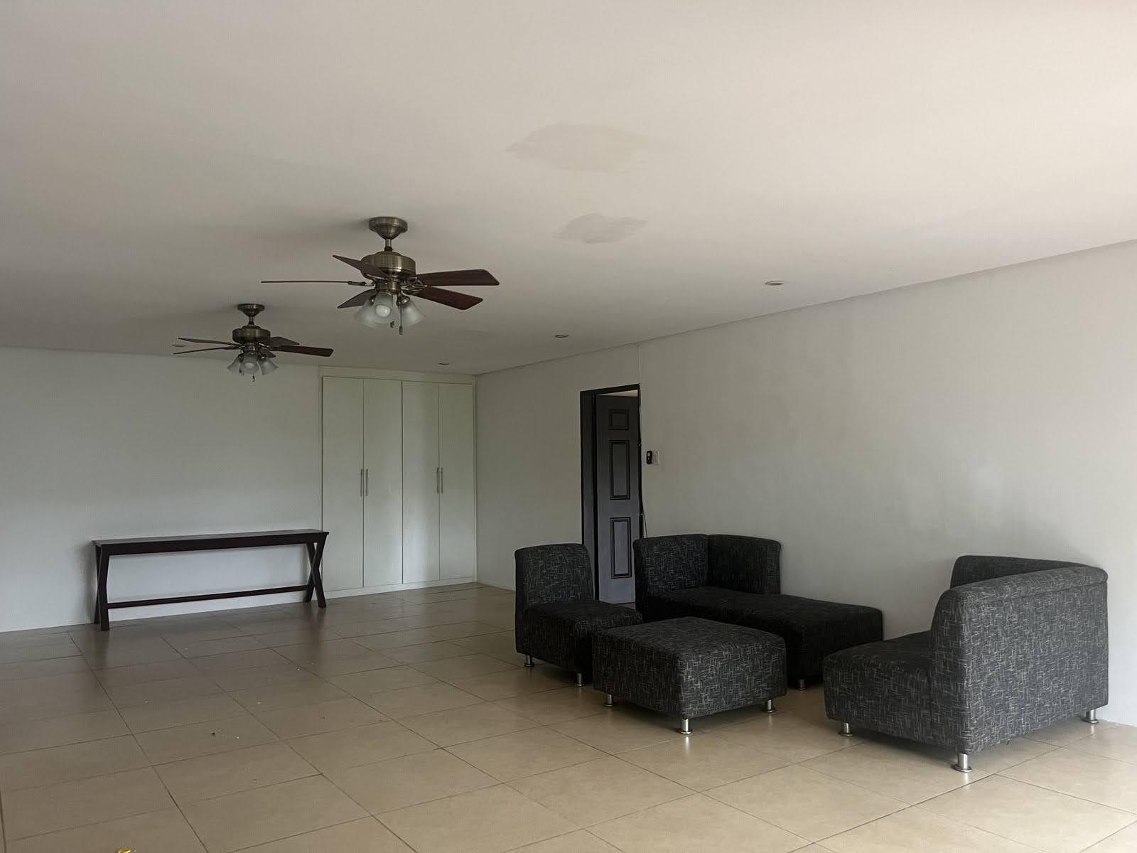 Ayala Southvale Sonera-дағы қызметші бөлмесі бар заманауи 4 бөлмелі үй