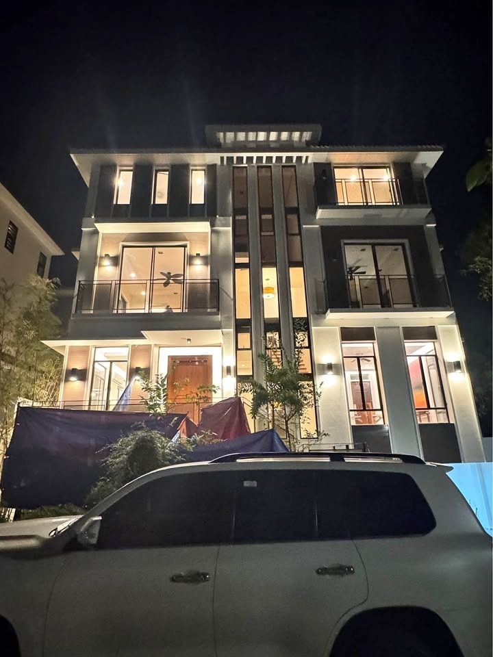 Luxury 5BR House in McKinley Hill, Taguig City