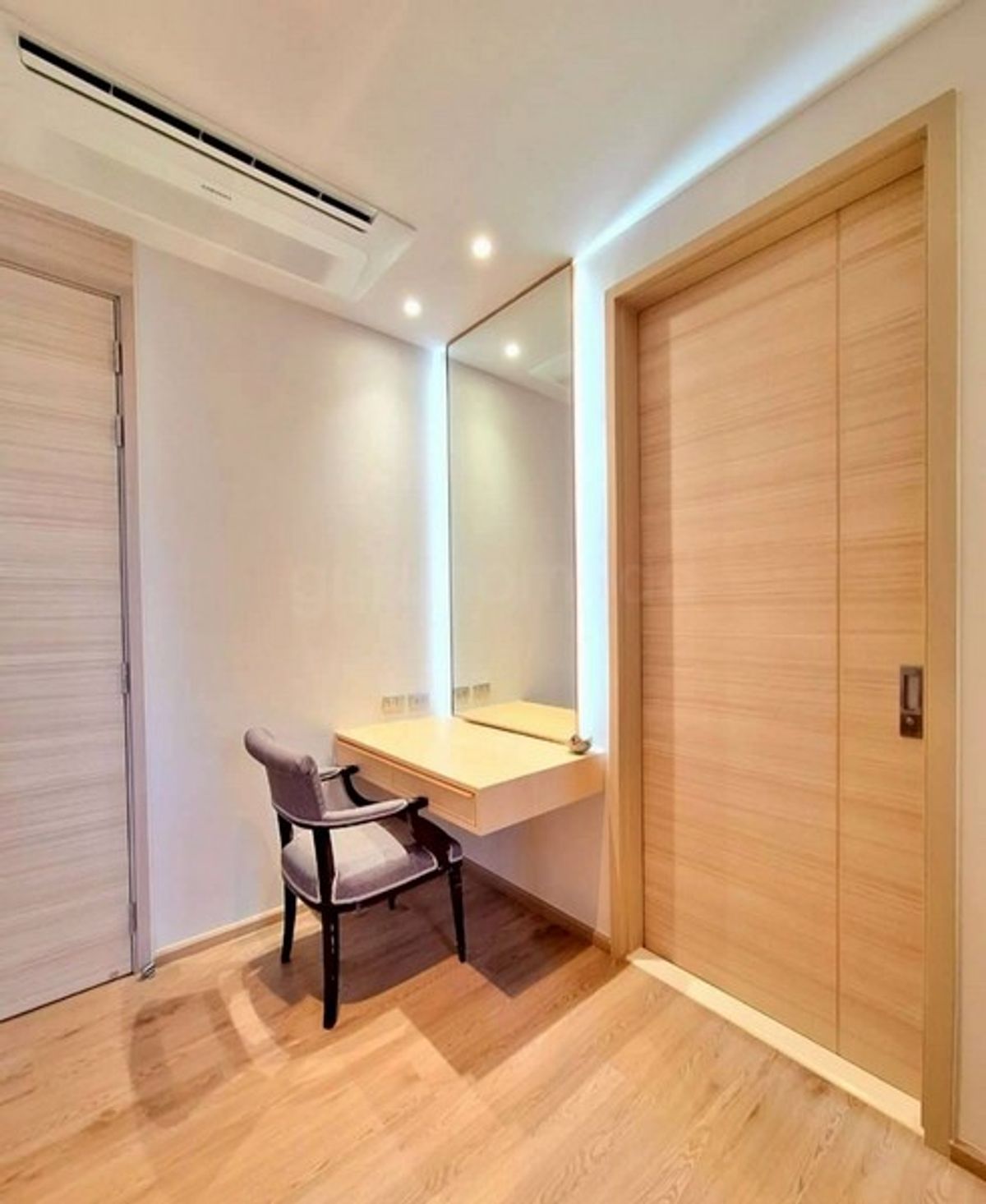 Beautiful Rooms at Bearing Residence - Near BTS Bearing