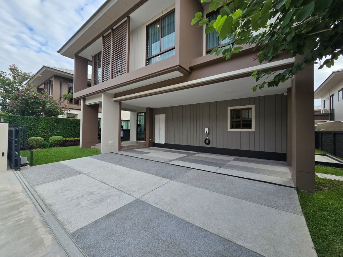 Luxury 4-Bedroom House in Barasiri, Krungthep Kreetha with Modern Amenities