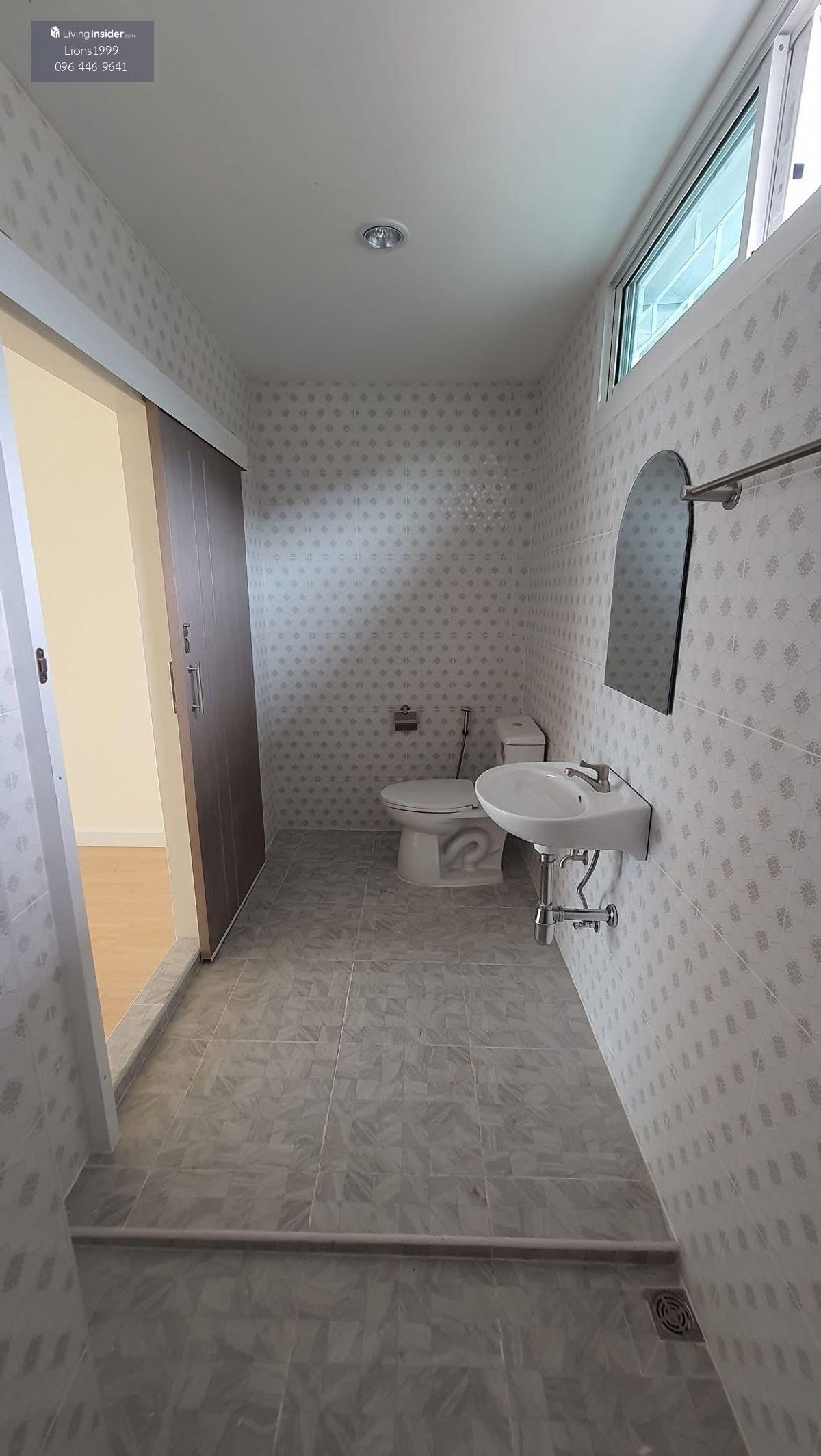 4-Storey Commercial Building Near BTS Station with Multiple Amenities