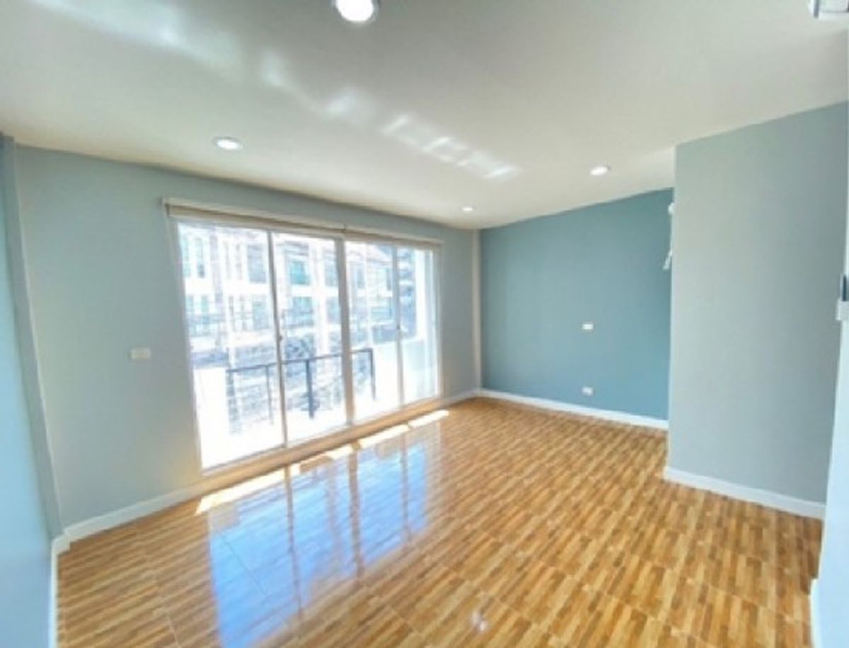 3-story townhome in Ban Klang, Lat Phrao, near universities and hospitals