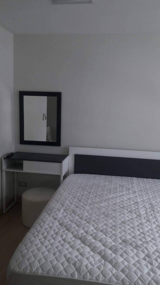 Furnished Condo Near Shopping Malls and Sky Train