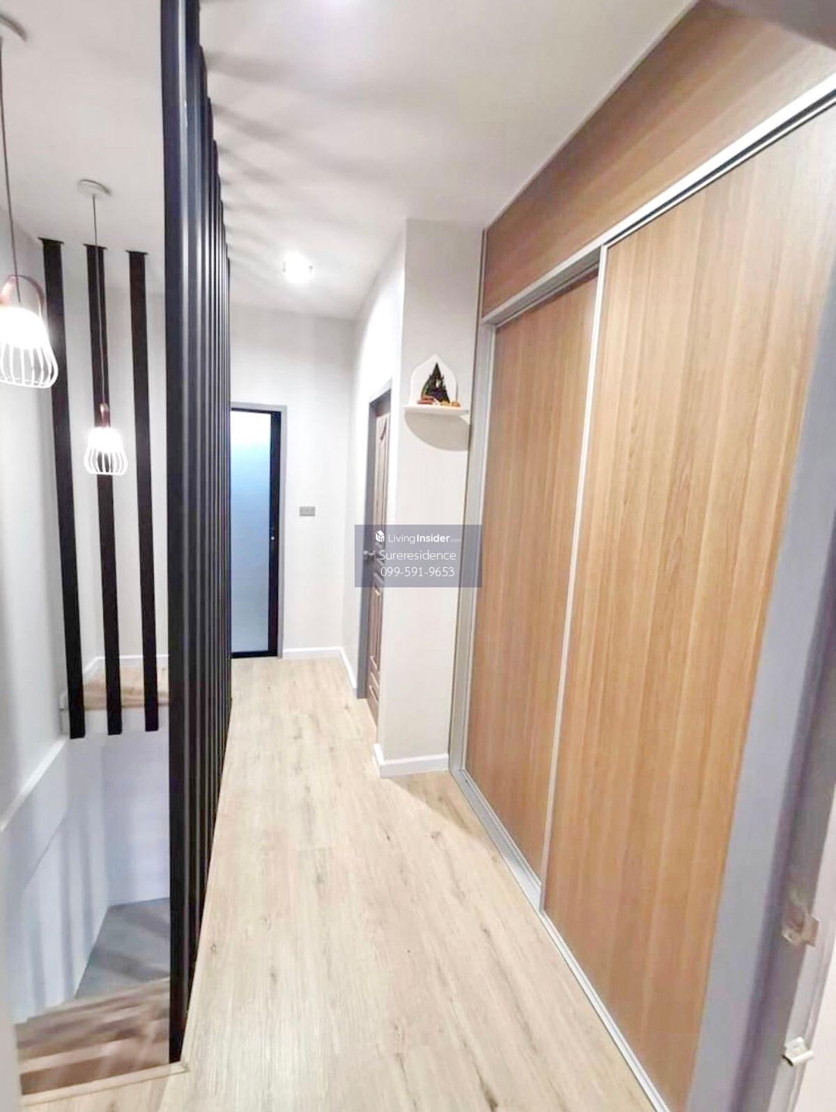 Townhouse in Huai Khwang - Spacious 2-Floor Property