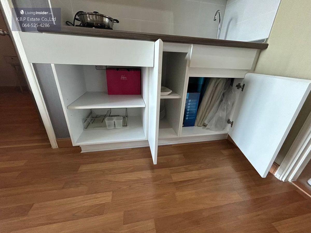 Lumpini Place Ratchada-Sathu Кутова кімната з меблями