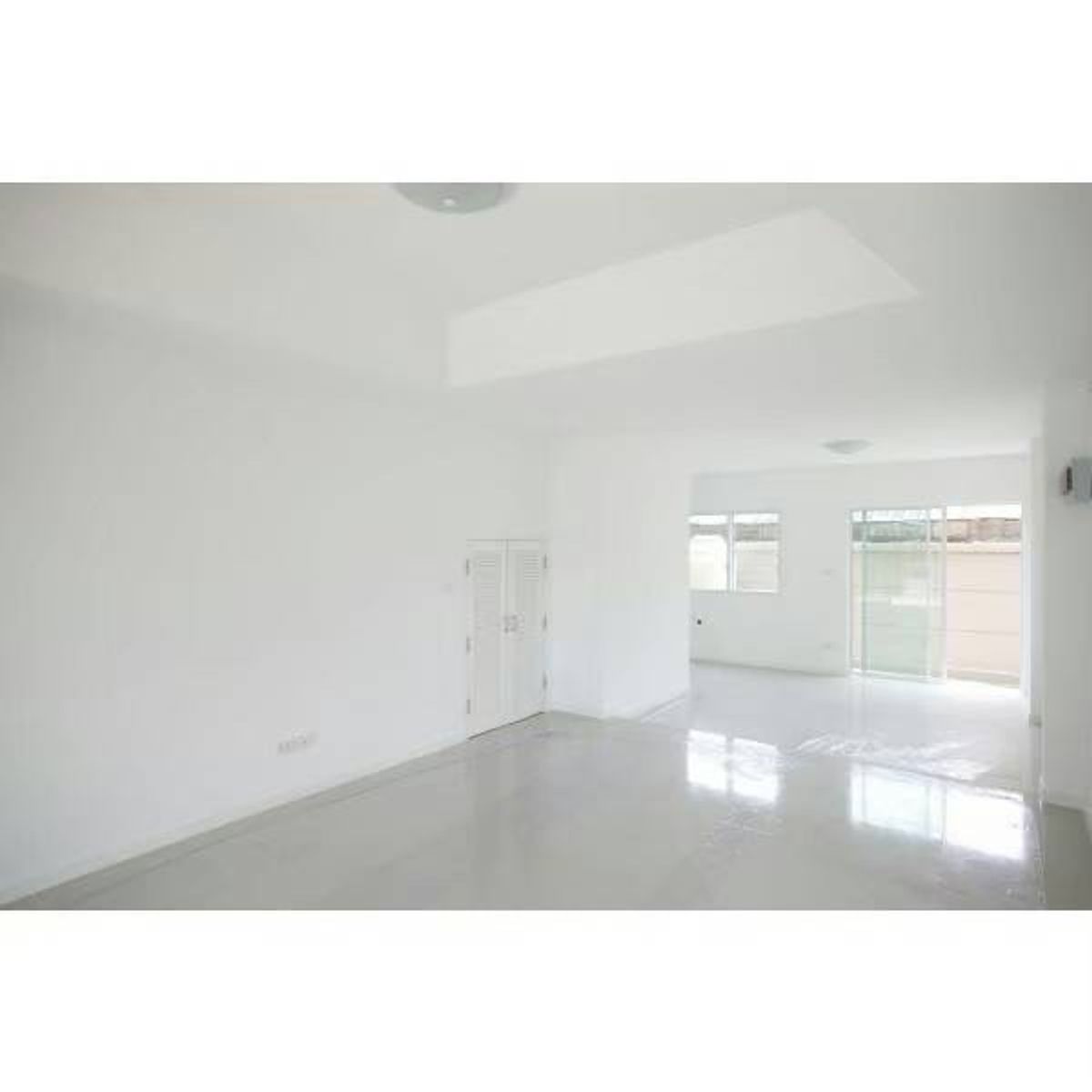 3-Storey Townhouse in Soi Songprapa 1 with Full AC and Curtains