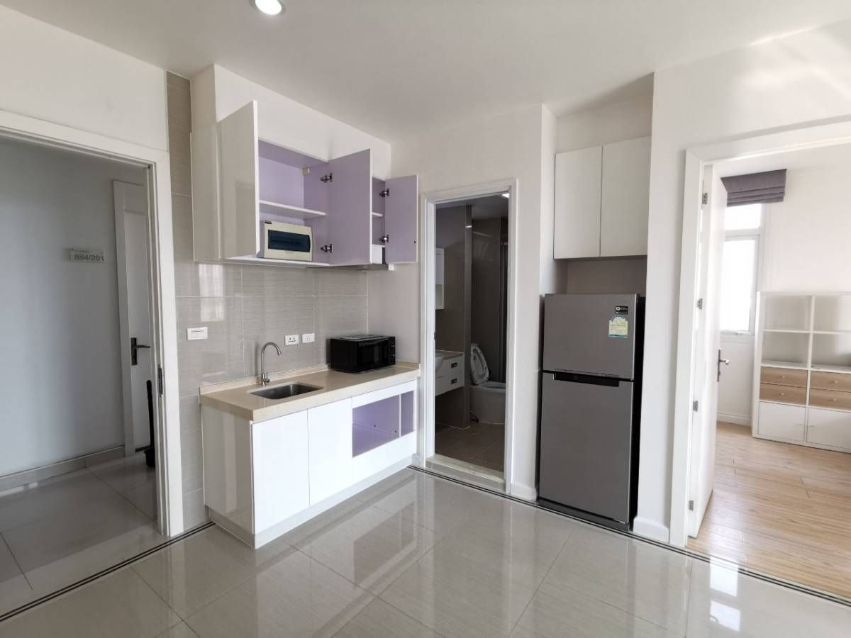 TC Green Condo Rama 9 - Modern 1-Bedroom Apartment with City View
