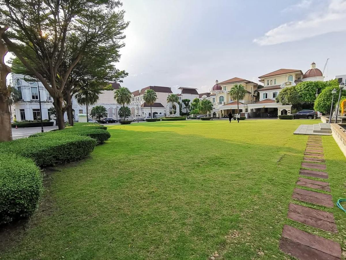 Luxury Townhome near Rama 3 Road - Spacious 425 sq.m. Property