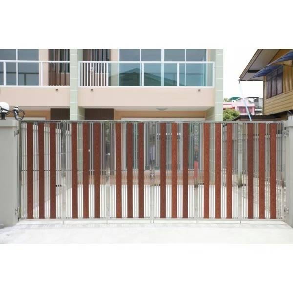 3-Storey Townhouse in Soi Songprapa 1 with Full AC and Curtains