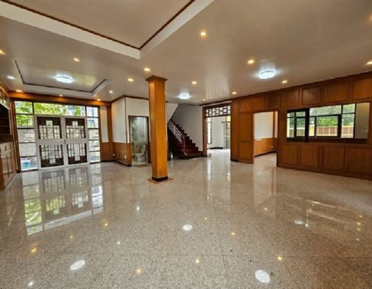 Large 3-story house near Lat Phrao, 6 bedrooms, spacious parking