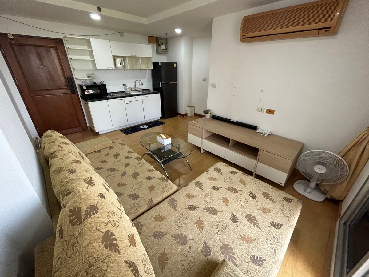 Fully Furnished 1-Bedroom Condo near BTS Krung Thon Buri