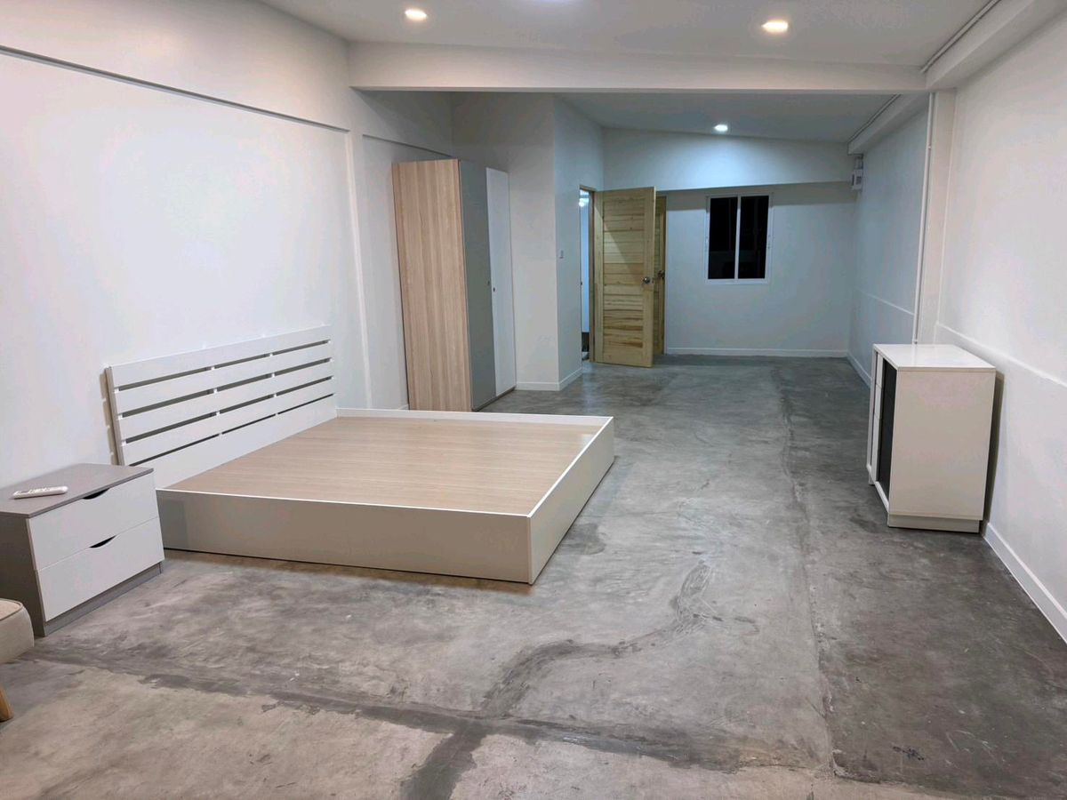 Compact 1-Bedroom Apartment in Bangkok with Essential Amenities