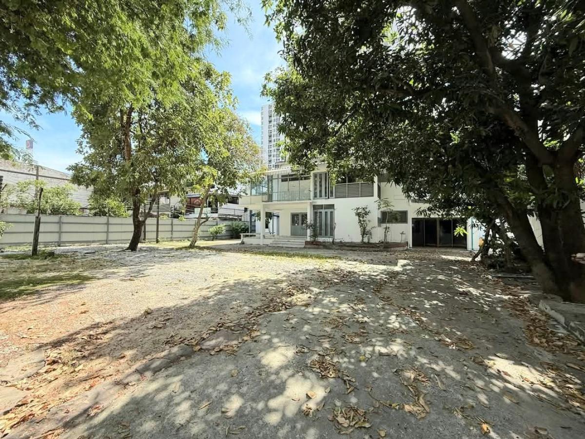 2-storey detached house for rent near Sukhumvit Ekkamai, suitable for office/business