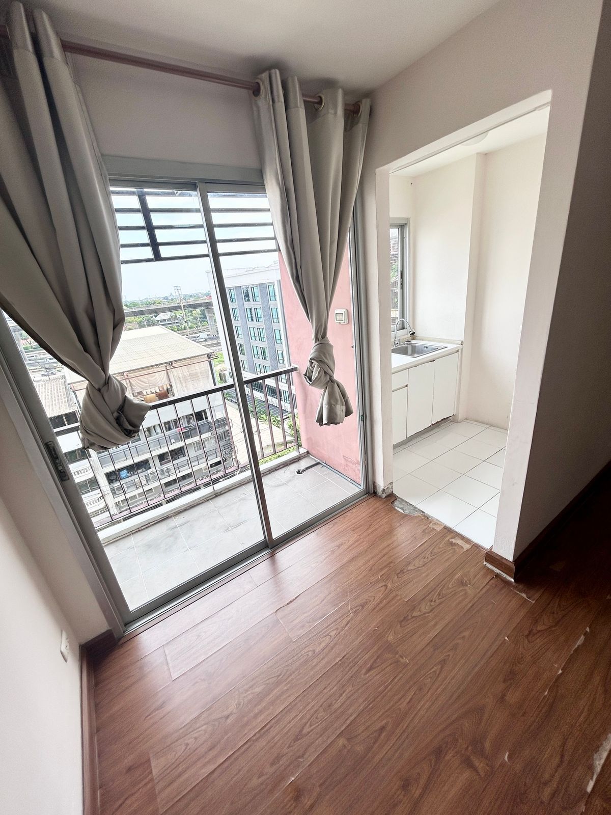 B Condo Bangna - Studio Apartment with Fresh Renovation