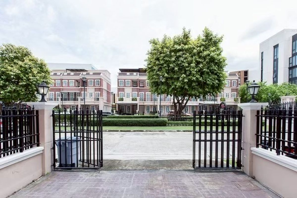 Luxury 4-Story Kensington-Style Townhome in Garden Square