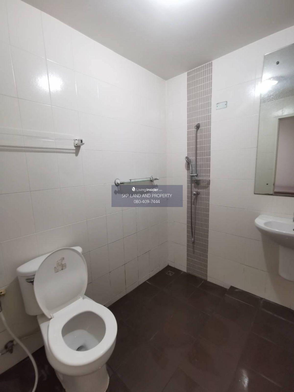 Townhouse near Kaset Nawamin with 3 bedrooms and 4 bathrooms