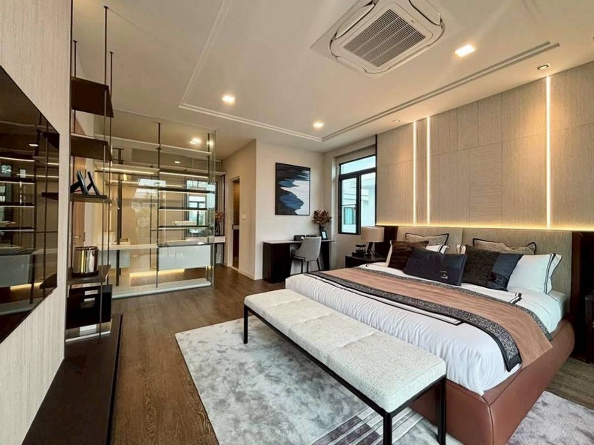 2-Storey Detached House in Bang Na with 4 Bedrooms and Pool Facilities