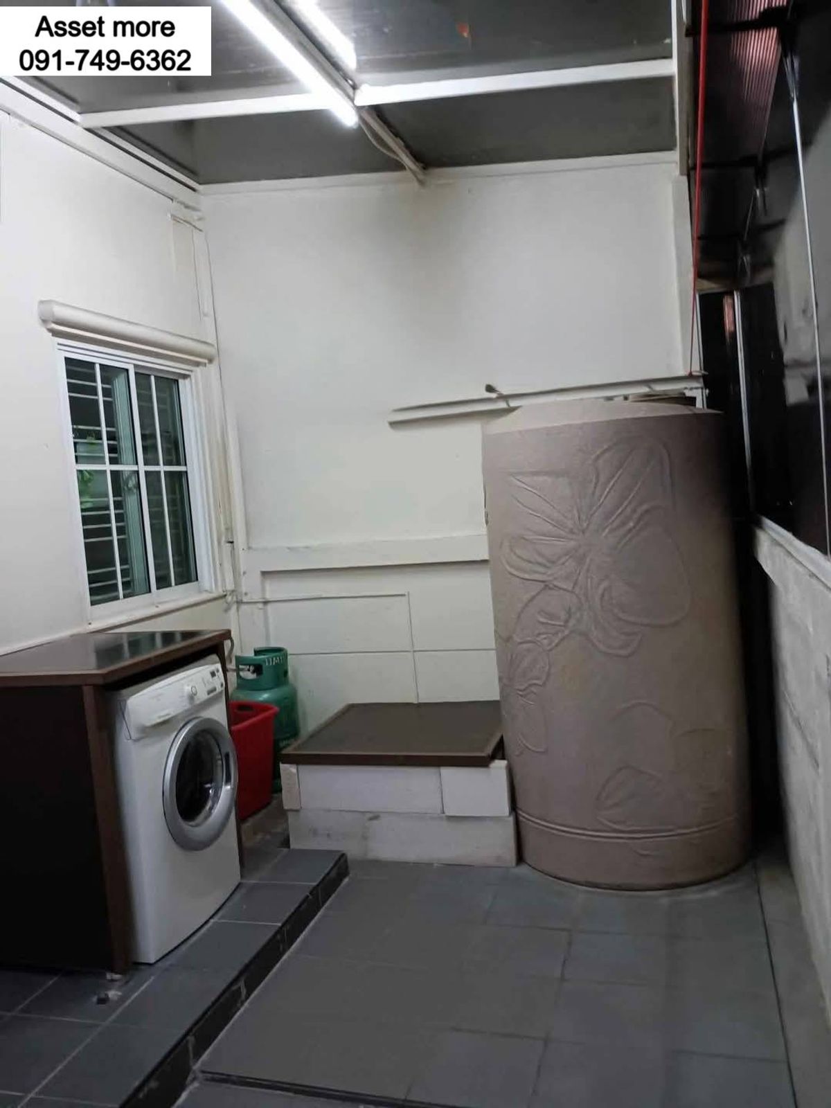 3-Storey Townhouse near Stamford University with Furniture