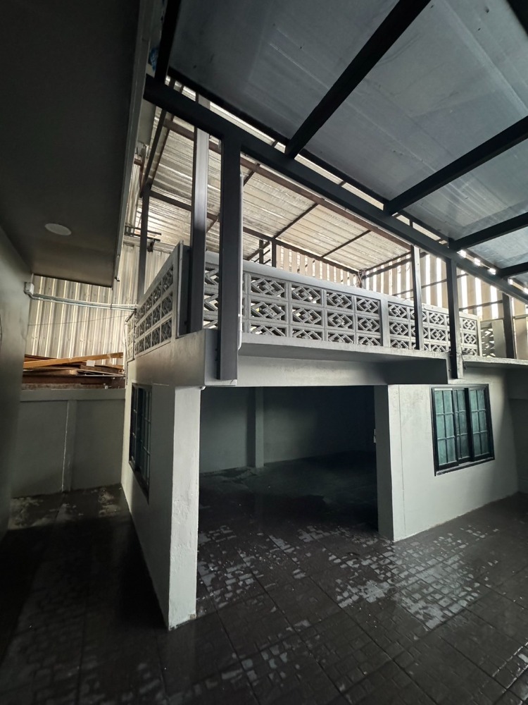 4-Bedroom House near Main Road in Suan Phak