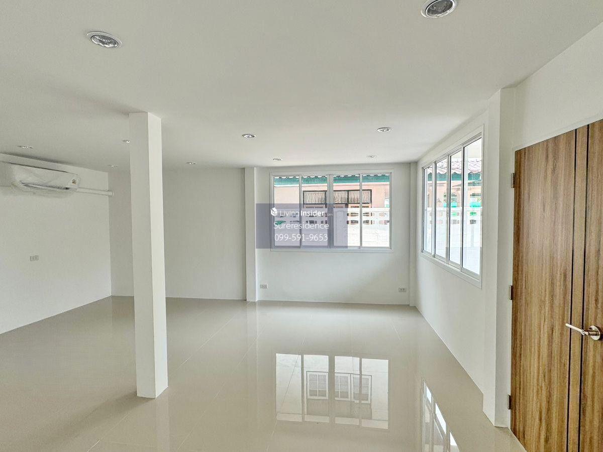 4-Bedroom 2-Story House in Huai Khwang - Spacious Family Home