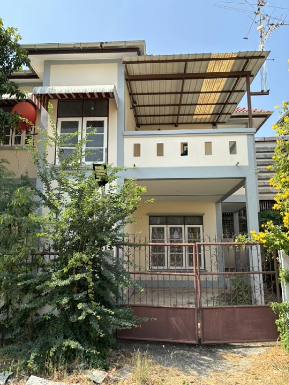 Spacious 5-Bedroom House near Borommaratchachonnani Road