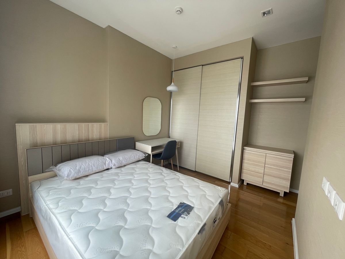 Rent the Saint Residences 1 Bedroom 1 Bathroom 35 SQM. The room is available in the same condition from the earthquake. Furniture near MRT Phahonyothin