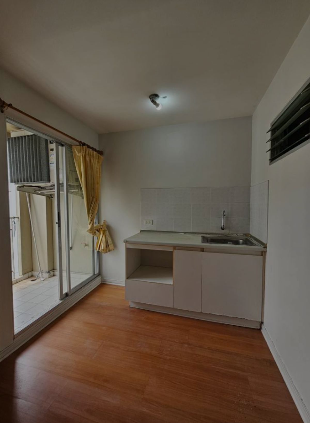 Studio Apartment at LPN Bodin Ramkamhang, 25 sqm, 8th Floor