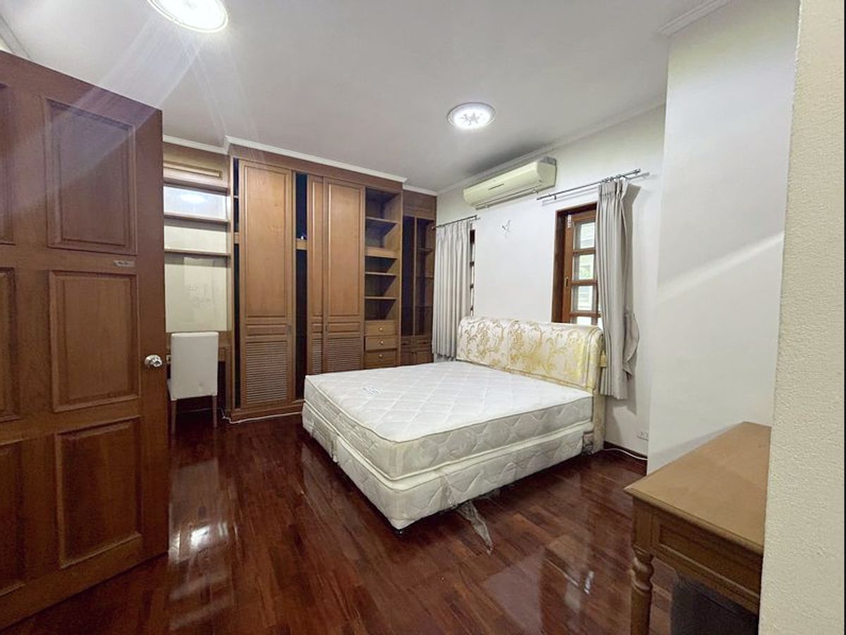 Spacious Detached House near Sukhumvit 71 with Large Garden