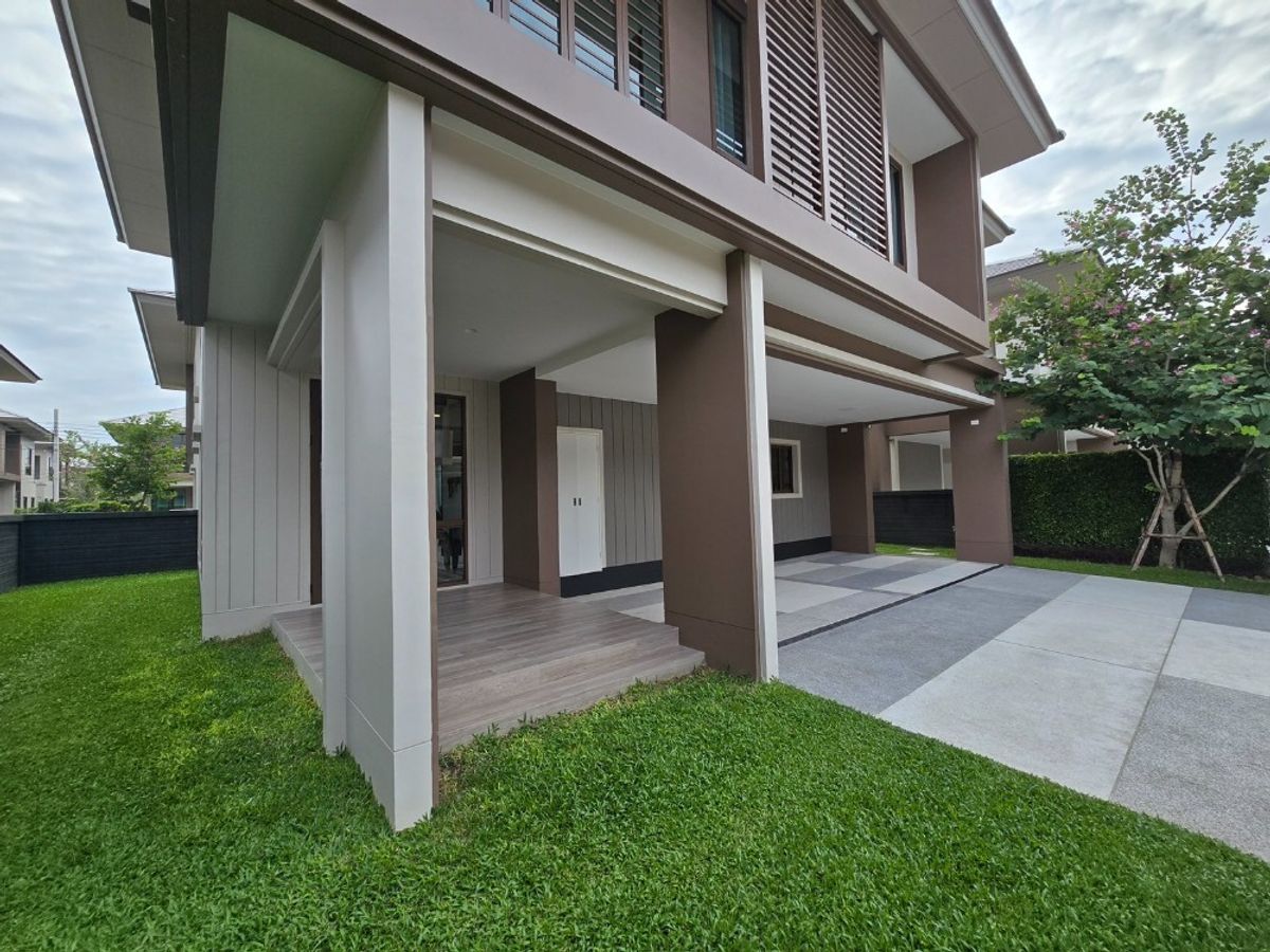 Luxury 4-Bedroom House in Barasiri, Krungthep Kreetha with Modern Amenities