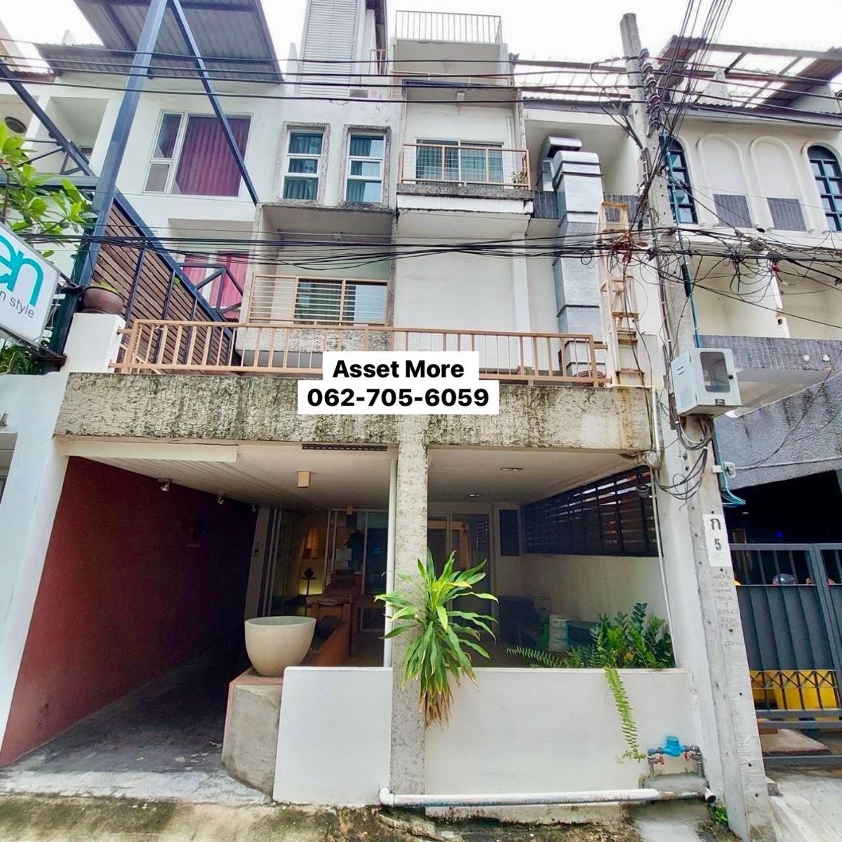 5-Story Townhome with 7 Bedrooms near BTS Phrom Phong