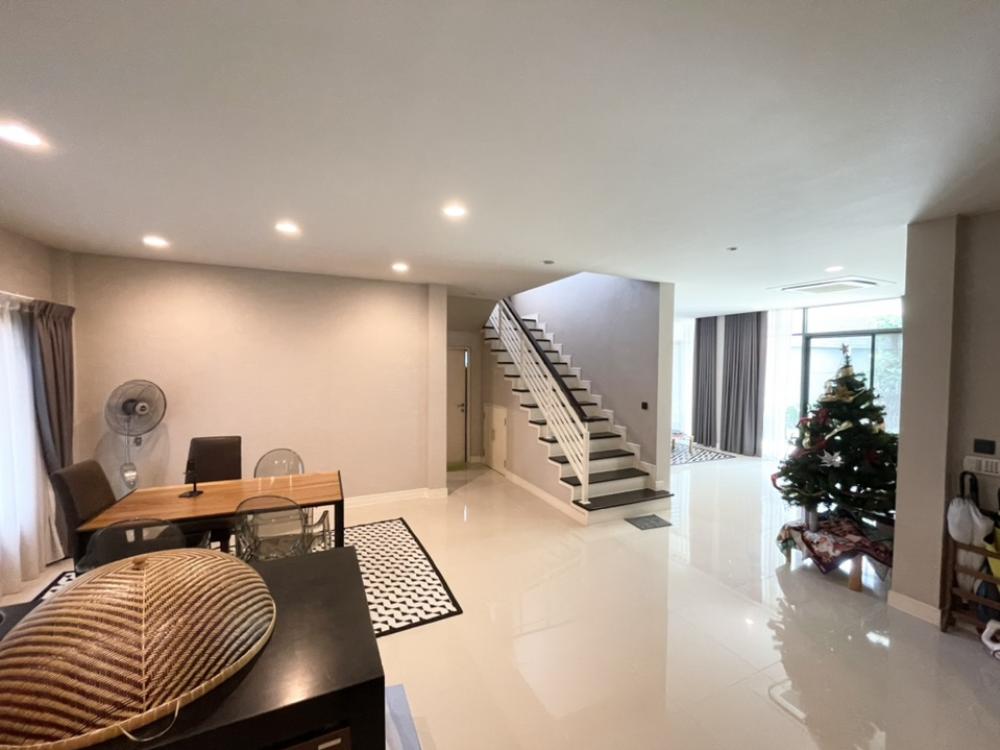 Spacious 4-Bedroom House with Pool and Security in Setthasiri Krungthep Kreetha