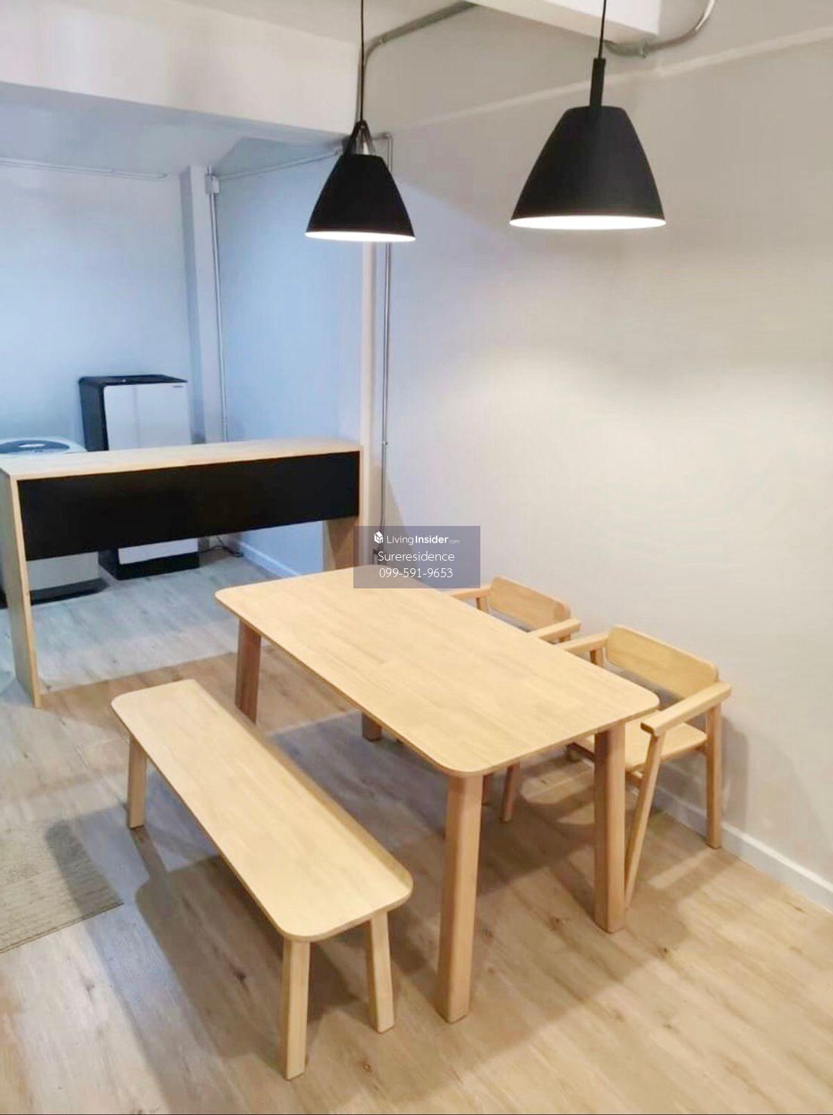 Townhouse in Huai Khwang - Spacious 2-Floor Property