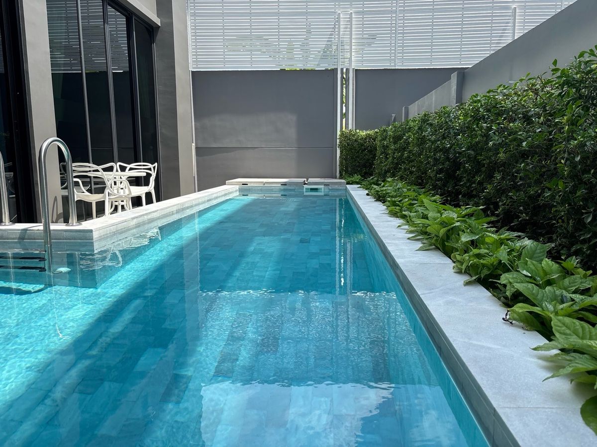 Luxury 3-Floor Detached House with Private Pool and Elevator