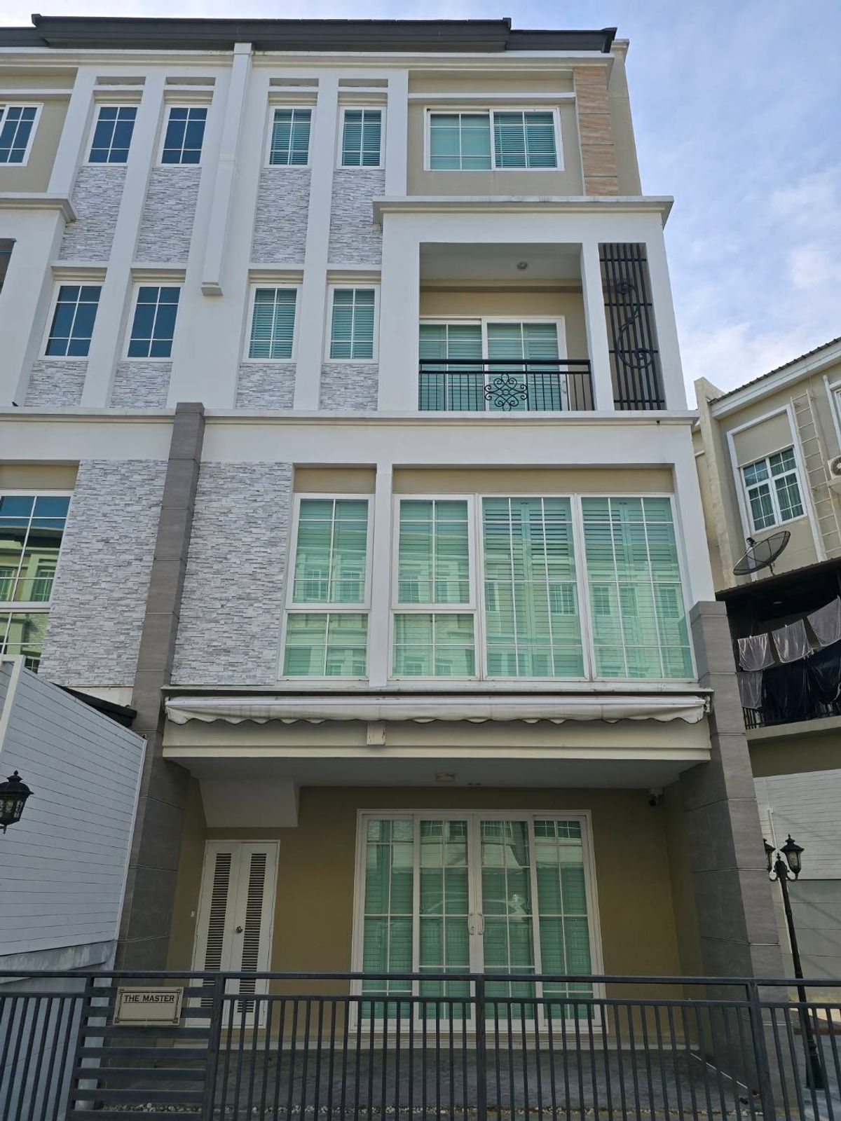 Corner Unit Townhome near BTS Udomsuk - Fully Furnished 3 Bedroom Property