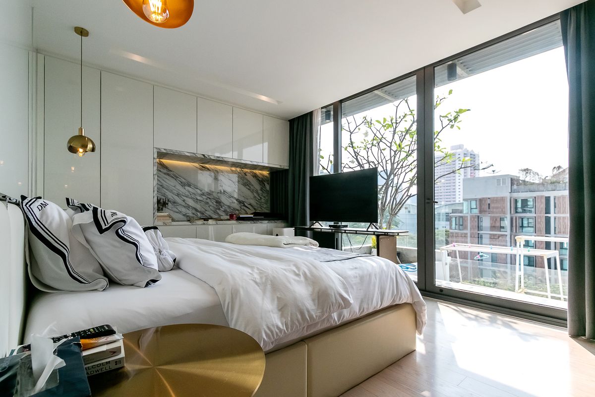Luxurious 5-Bedroom Townhouse near Thonglor with Pool and Elevator