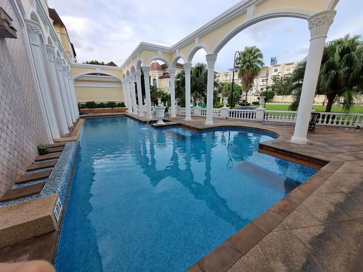 Luxury Townhome near Rama 3 Road - Spacious 425 sq.m. Property