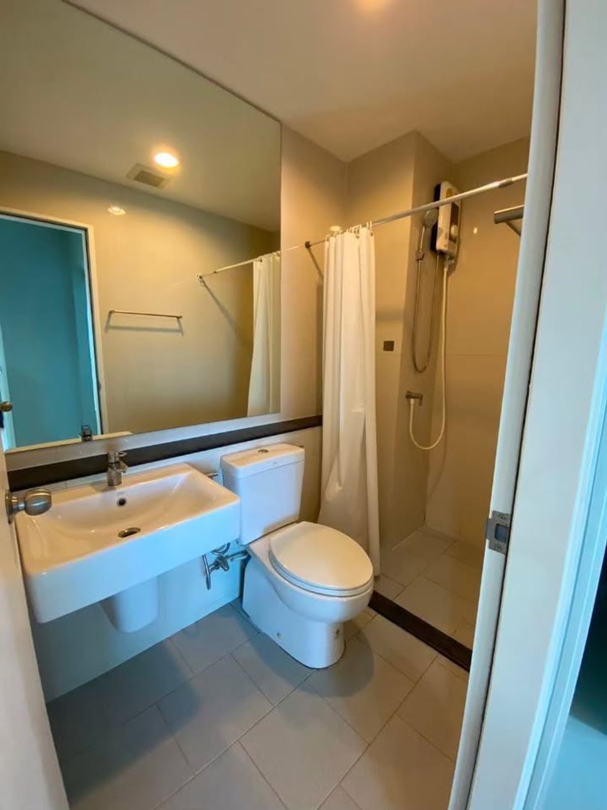 1 Bedroom Condo near BTS Erawan - Compact Living Space
