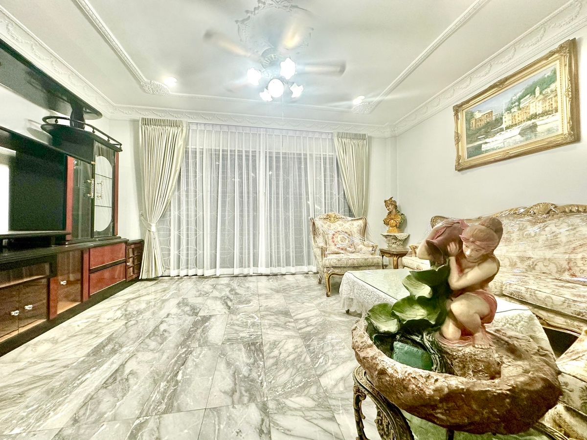 Luxurious 2-Floor Detached House near Taling Chan with European Marble Style