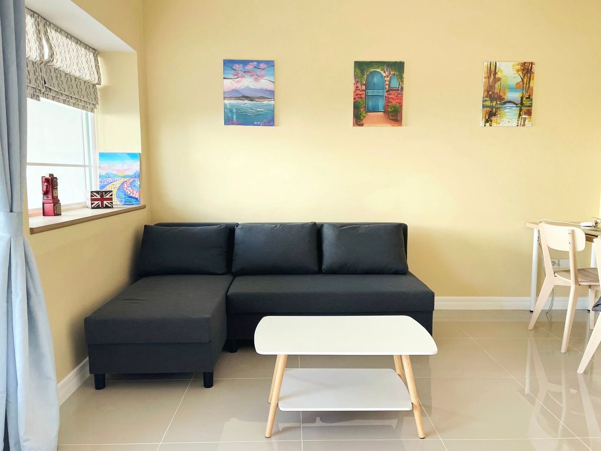 Modern 2-Bedroom Townhouse with Pool and Parking
