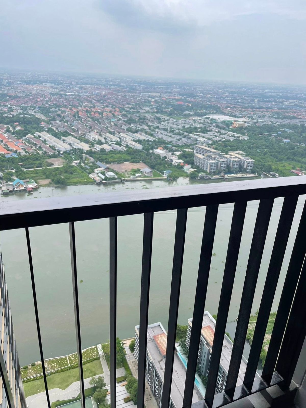 Compact 32 sqm Condo at The River Condo with City View