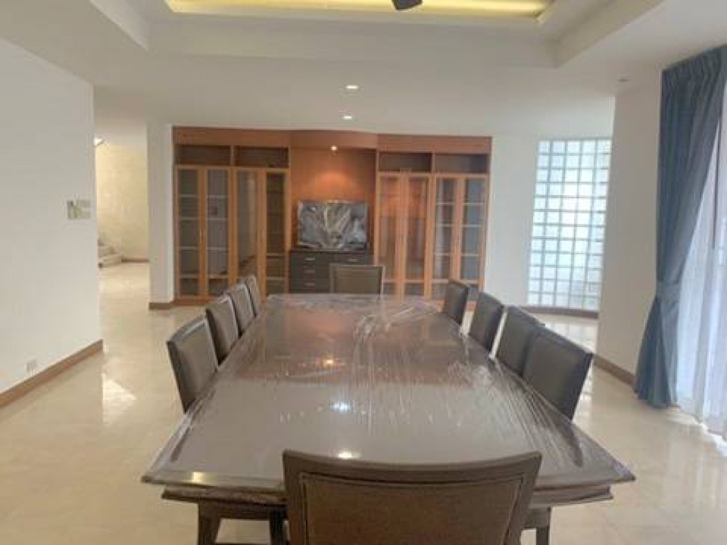 Luxurious 5-Bedroom House with Private Pool in Vibhavadi Inthamara