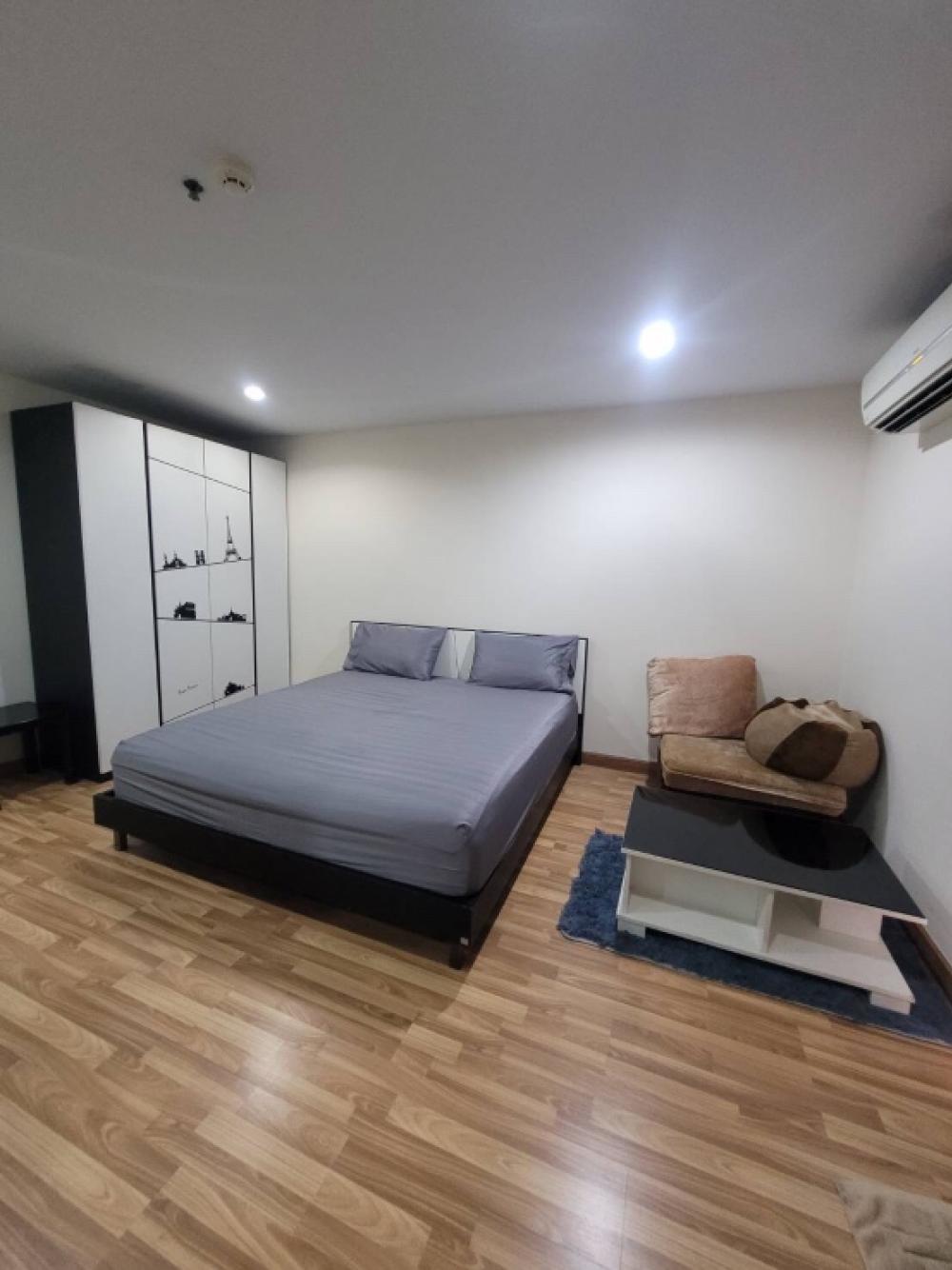 Regent Home 15 студиялық пәтері, жүзім бассейні көрінісімен