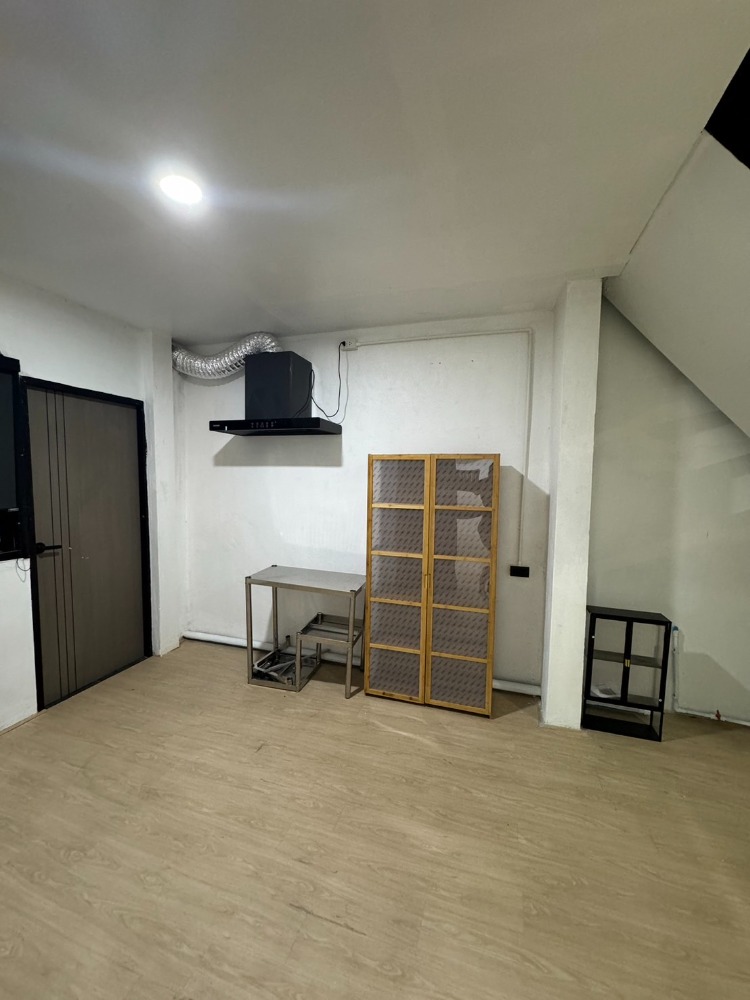 4-Bedroom House near Main Road in Suan Phak