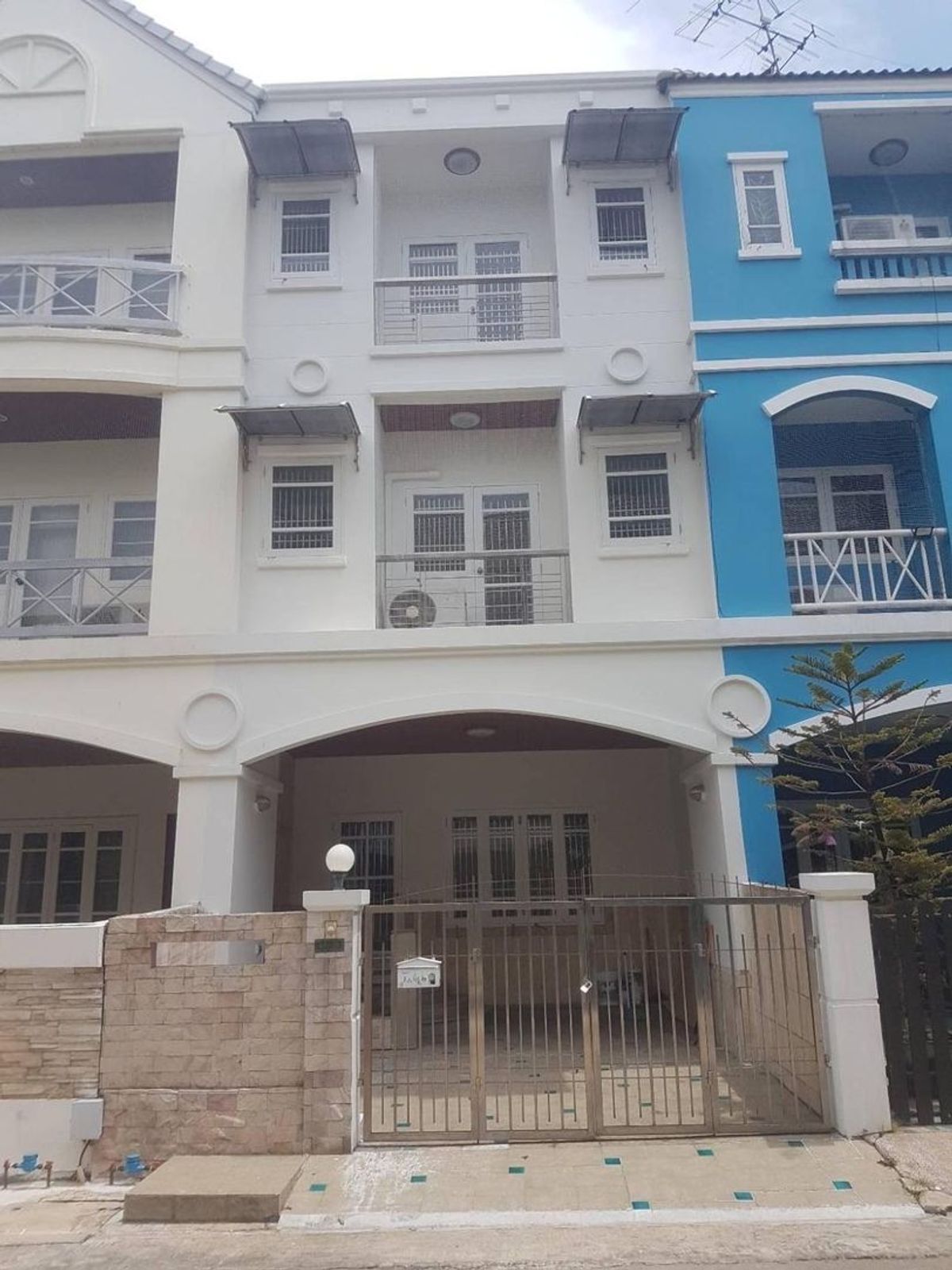 Central Chaengwattana, Nonthaburi маңындағы 3 қабатты таунхаус