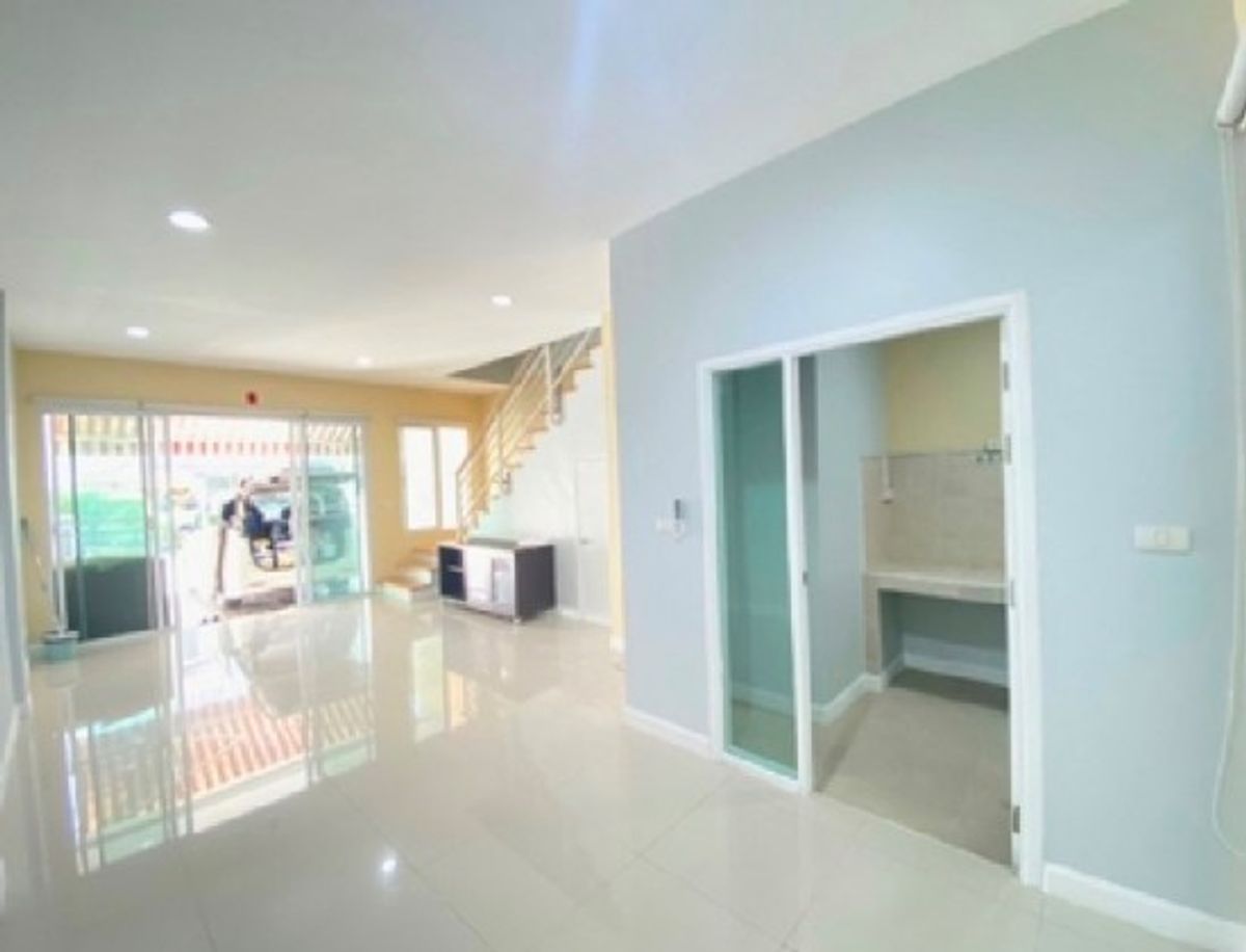3-story townhome in Ban Klang, Lat Phrao, near universities and hospitals