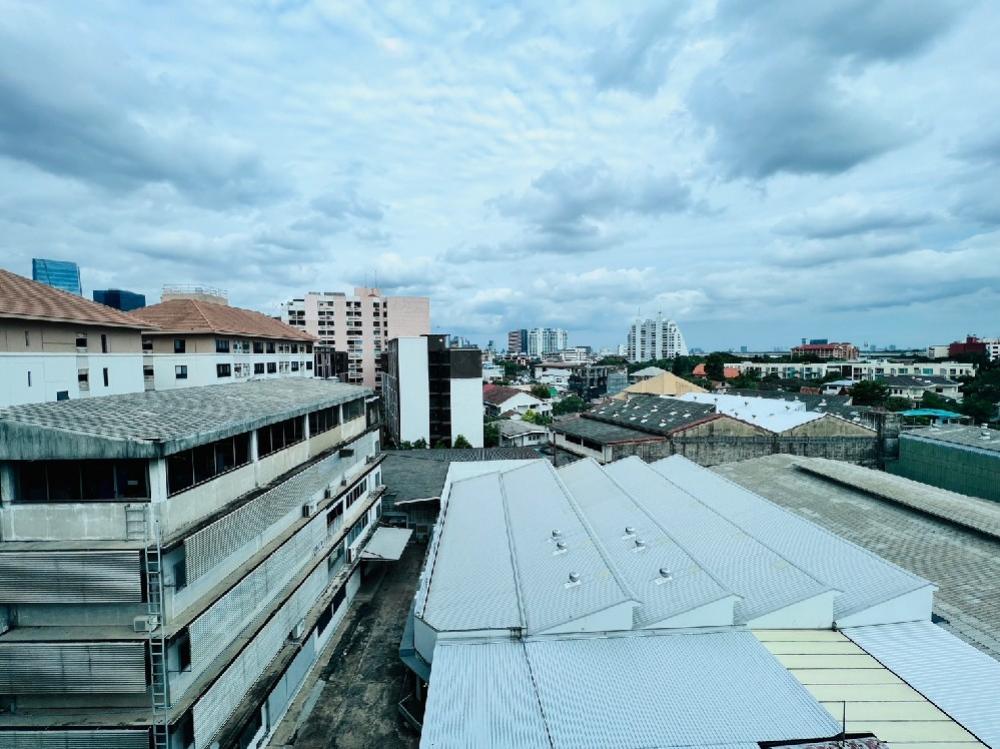Студия рядом с MRT Lumpini, компактная современная жизнь