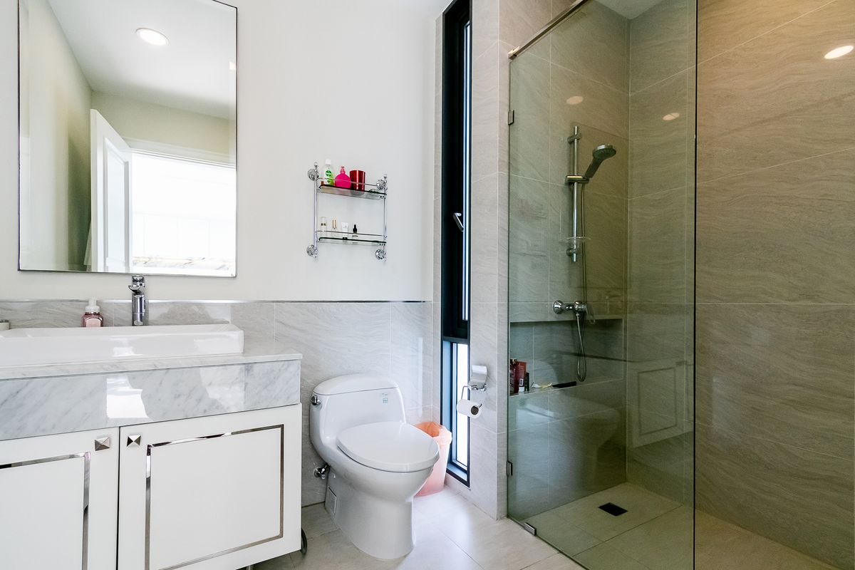 Luxurious 5-Bedroom Townhouse near Thonglor with Pool and Elevator