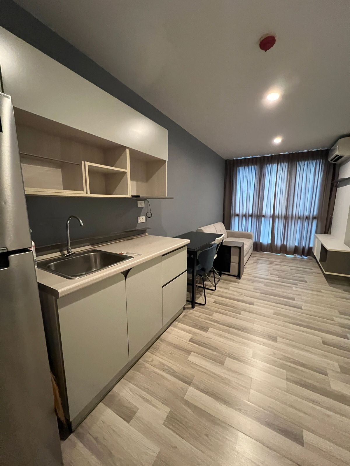 Low RAISE 1-Bedroom Condo with Fitness and Pool Near Seacon Square
