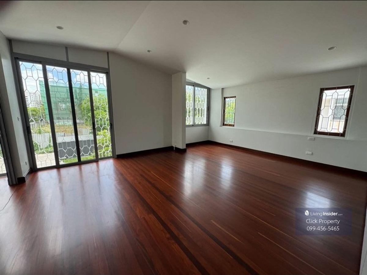 2-Story House with 4 Bedrooms near Pridi Banomyong, 6 Car Parking
